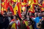 
   Vox blev den overraskende vinder af valget i Andalusien. men partiet, der ligger langt til højre i spansk politik, samler også opbakning i resten af Spanien. Her hylder folk i Madrid partiets ledere.
 
   Foto: Paul White/AP