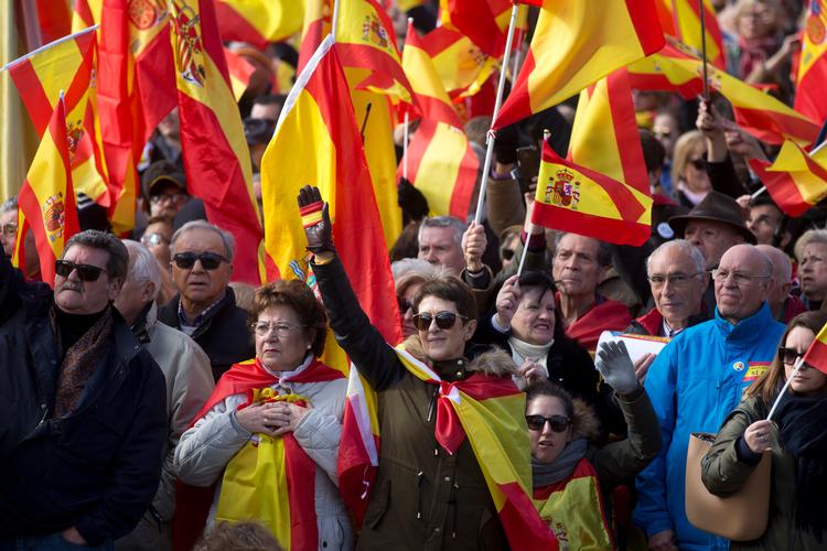 
   Vox blev den overraskende vinder af valget i Andalusien. men partiet, der ligger langt til højre i spansk politik, samler også opbakning i resten af Spanien. Her hylder folk i Madrid partiets ledere.
 
   Foto: Paul White/AP