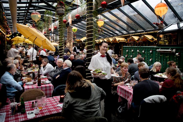 Restaurant Grøften i Tivoli i København serverer klassisk julefrokost. Og Vandhullets skribent har tradition for at spise sig igennem den hvert år. Foto: Finn Frandsen/POLFOTO