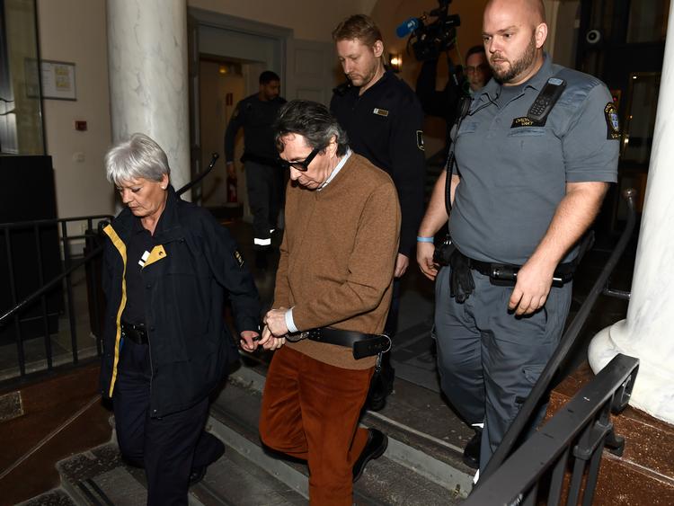 Fransk-svenske Jean-Claude Arnaults sag ved hovrätten i Stockholm blev afsluttet for tre uger siden. Han har indtil i dag været varetægtsfængslet. Han blev i november ført til retten i håndjern. (Jonas Ekstromer/TT News Agency via AP)
   Foto: Jonas Ekstrome/AP