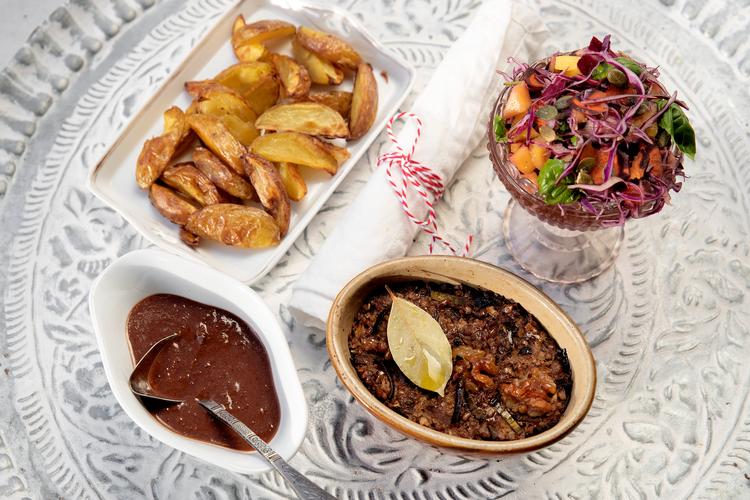 Valnøddepaté, rød julesalat og brun sovs lavet på svampe og miso er Kirsten Skaarups bud på en vegansk julemiddag. Foto: Peter Hove Olesen/POLFOTO