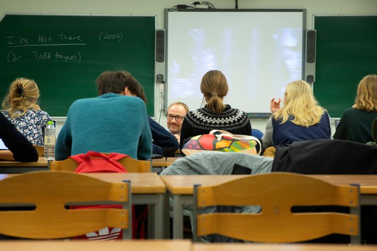 For at blive vurderet parat til en ungdomsuddannelse skal elever have et snit på 5,0 i folkeskolen. Dertil kommer en vurdering af elevens sociale og personlige kompetencer. 
   Foto: Therese Jægtvik/POLFOTO