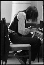 Niel Young vekslede mellem piano, guitar og banjo under de akustiske koncerter i 1976. Arkivfoto Gary-Burden