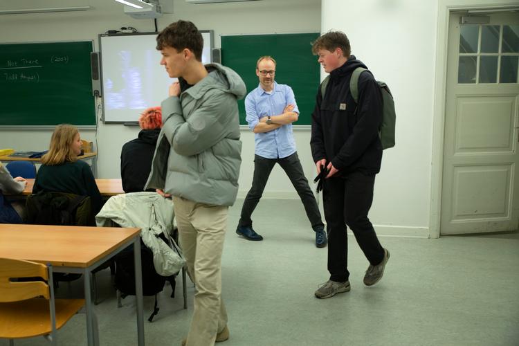 
Linus Sandorff og Valdemar Verup fra 2.m på Aurehøj Gymnasium kommer for sent til engelsk. Flere af eleverne på gymnasiet er utilfredse med de nye fraværsregler og valgte tidligere  
i november at protestere ved at blive væk fra en undervisningsdag. Foto: Therese Jægtvik/POLFOTO