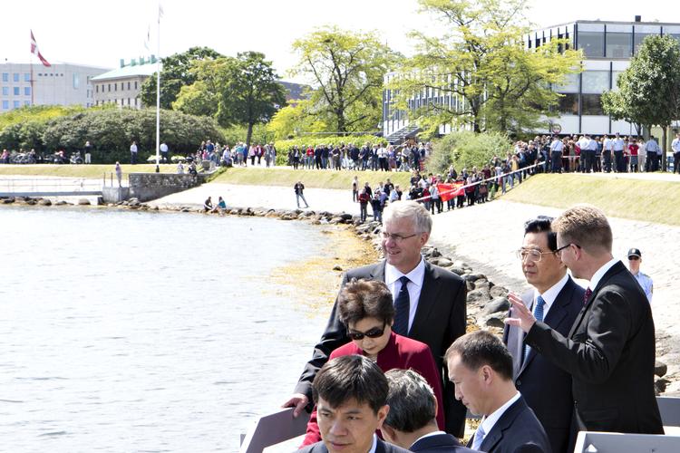 Kinas daværende præsident, Hu Jintao, og hans kone besøgte Den Lille Havfrue på Langelinie i 2012. Præsidenten står med ryggen til Kastellet, hvor garderne bevogtede kronvolden fra civile. Foto: Stine Bidstrup/POLFOTO