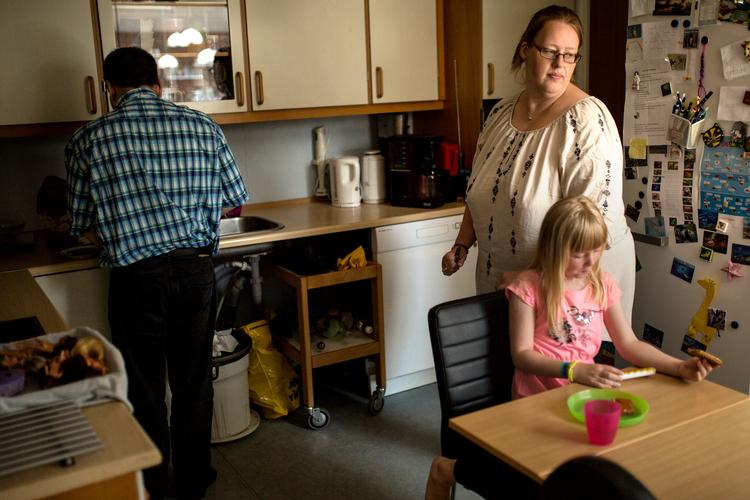 Politiken er tilbage hos Lene Kruse. En af de 33.000, der først blev ramt af nye regler om kontanthjælp. Hun er spastisk lammet i det ene ben og har en lille datter Lærke. Hun bor med sin kæreste Leif i hus i Odense. Nu ni måneder efter kontanthjælpsloftets indførelse er det ikke økonomien, der er det værste - men at hun skal i arbejdsprøvning for 11. og 12. gang. Hun har gennemgået en fedmeoperation og har tabt sig og det skulle hjælpe, siger kommunen, der ikke vil give hende fleksjob, men have hende i et almindeligt arbejde. Det tror hun og Spastikerforeningen ikke på, fordi hendes handicap er permanent. Foto: Ivan Boll/POLFOTO