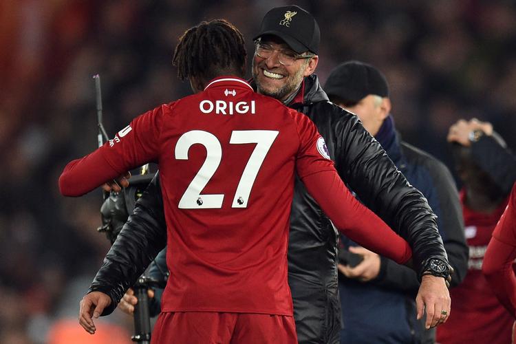 At Jürgen Klopp efter kampen omfavnede sin matchvinder, Divock Origi, er okay, men tyskerens jubelrunde inde på banen er The Fa mindre begejstret for. Foto: Oli Scarff/Ritzau Scanpix