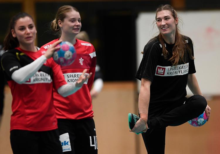 Line Haugsted (th.) ankom til Nantes i går og trænede med resten af truppen. Tirsdag er hun med mod Serbien
   Foto: Lars Poulsen/POLFOTO