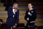 
    Paris St Germain's Kylian Mbappe til venstre fester med DJ Martin Solveig efter at have modtaget Kopa Trofæet under Ballon d'Or-festlighederne mandag.  
   Foto: Christophe Ena/AP