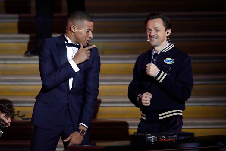 
    Paris St Germain's Kylian Mbappe til venstre fester med DJ Martin Solveig efter at have modtaget Kopa Trofæet under Ballon d'Or-festlighederne mandag.  
   Foto: Christophe Ena/AP