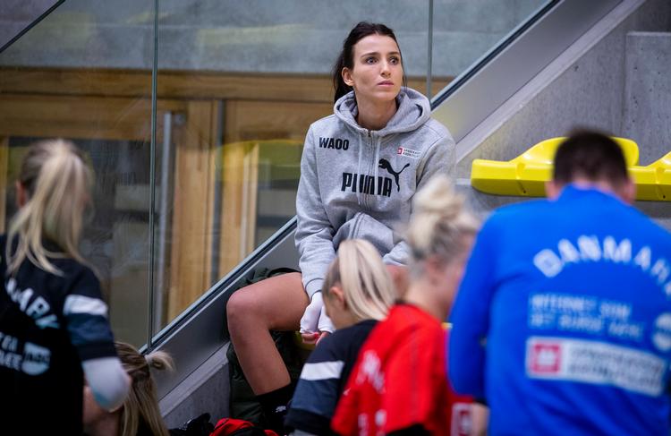 Fie Woller sad over ved den afsluttende træning inden kampen mod Serbien, men fløjen er med i truppen. Foto: Liselotte Sabroe/Ritzau Scanpix