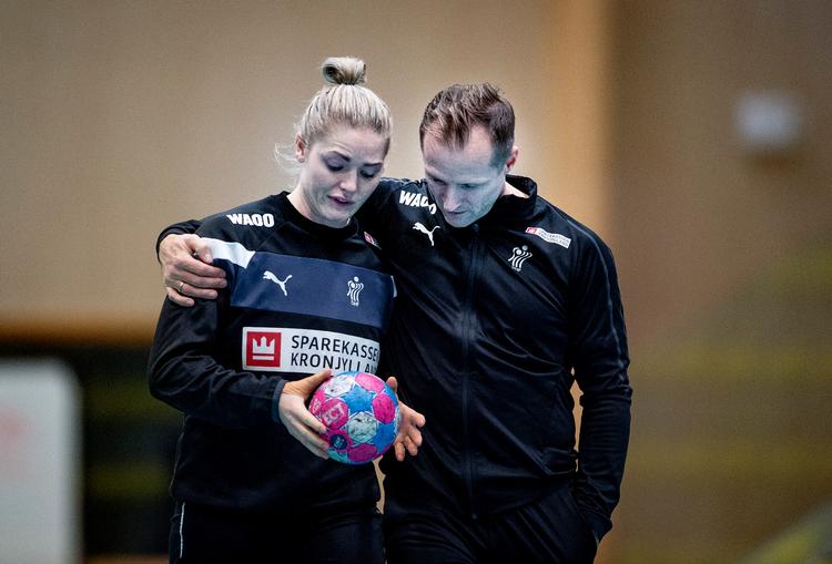 Stregspiller Sarah Iversen og landstræner Klavs Bruun Jørgensen under træningen i Nantes, hvor forberedelserne til kampen mod Serbien blev strammet. Foto: Liselotte Sabroe/Ritzau Scanpix