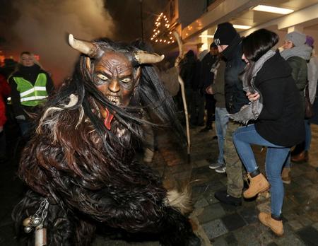 En Krampus-figur skræmmer livet af tilskuerne ved årets Krampus-optog i Hollabrunn, Østrig. AP Photo/Ronald Zak Foto: Ronald Zak/AP
