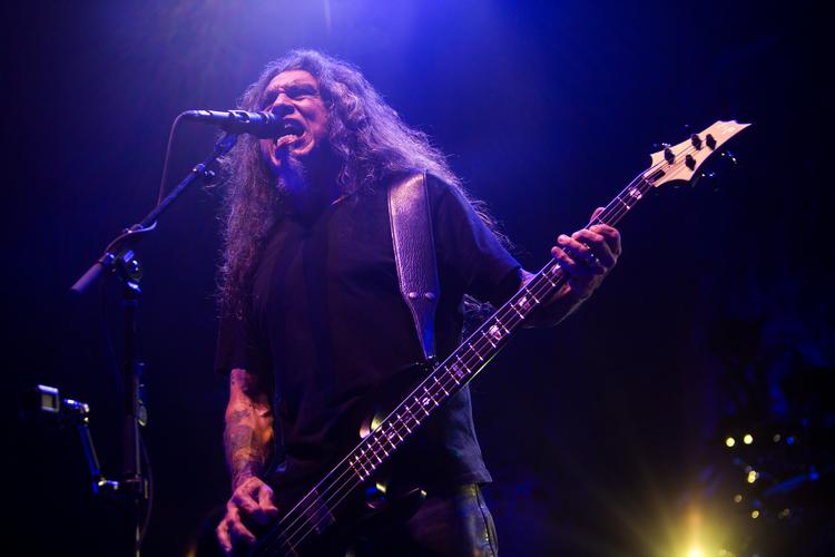 Det er en kliché at sige, at Slayer sang og spillede for livet, men sådan føltes det: at de vitterligt spillede, som om de aldrig mere skulle få muligheden. Det gav musikken et ekstra desperat lag, her Tom Araya.
   
   Foto: Andreas Haubjerg/POLFOTO