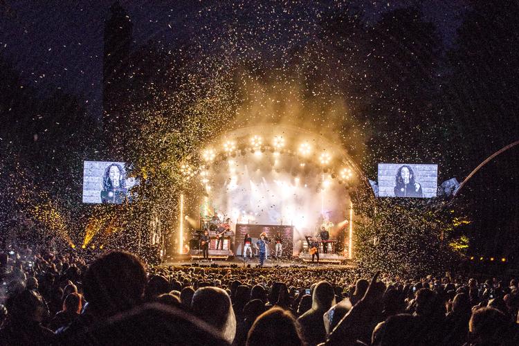 »Det er fantastisk, at publikum på denne måde bakker så markant op om Smukfest«, lyder det fra festivalen i en pressemeddelelse. Her ses Rasmus Seebach på scenen i 2018. Arkivfoto Per Lange