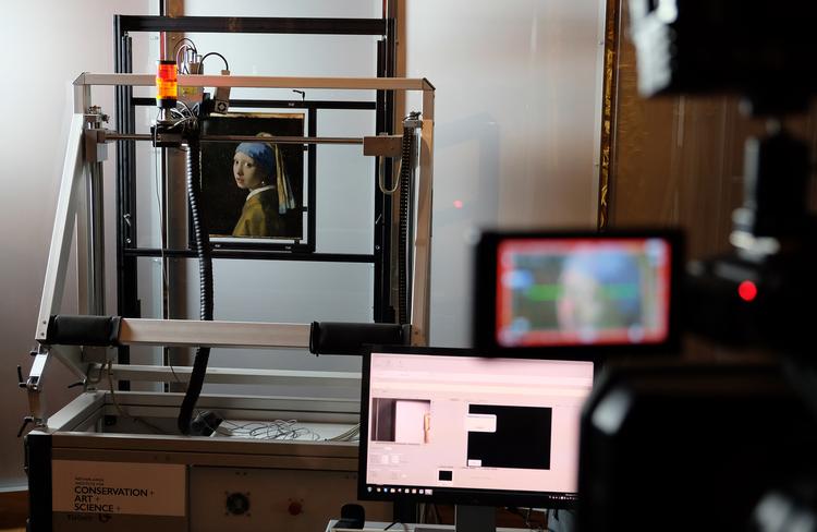 Johannes Vermeers samlede værker, herunder 'Pigen med perleøreringen', der fysisk befinder sig på Mauritshuis-museet i hollandske Haag, kan nu opleves gennem en museums-app.  
   Foto: Mike Corder/AP