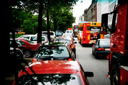 Med bilerne i busbanerne vil det gøre den kollektive trafik langt mindre attraktiv, da passagererne bliver forsinkede og mister deres forspring i lyskrydsene, skriver Klaus Bondam, direktør for Cyklistforbundet, og Nikolaj Wendelboe, administrerende direktør for Arriva Danmark A/S, i dette indlæg.
   Arkivfoto Thomas Borberg