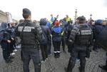 Flere uger med protester har gjort præsident Macron mør. Foto: Michel Euler/AP