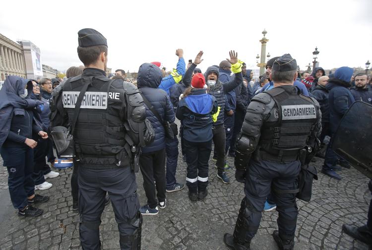 Flere uger med protester har gjort præsident Macron mør. Foto: Michel Euler/AP