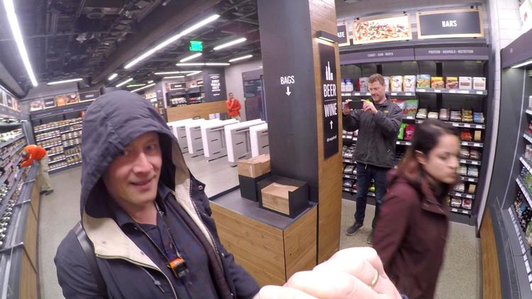 Nikolaj Sonne prøver febrilsk at stjæle fra den automatiske butik, uden held. Foto: DR
