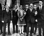 
    Socialdemokratisk regering præsenteres på Amalienborg slotsplads september 1973: Kjeld Olesen, K. Axel Nielsen, bogens forfatter Karl Hjortnæs, Ritt Bjerregaard, Orla Møller, Anker Jørgensen, Chr. Thomsen, Svend Jakobsen.
   Foto: Morten Langkilde/POLFOTO