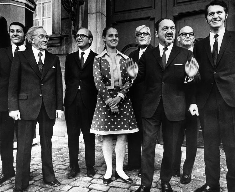 
    Socialdemokratisk regering præsenteres på Amalienborg slotsplads september 1973: Kjeld Olesen, K. Axel Nielsen, bogens forfatter Karl Hjortnæs, Ritt Bjerregaard, Orla Møller, Anker Jørgensen, Chr. Thomsen, Svend Jakobsen.
   Foto: Morten Langkilde/POLFOTO