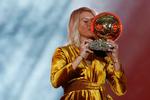 Norske Ada Hegerberg fejrer sin Ballon d'Or. Efterfølgende har den franske dj Martin Solveig undskyldt for at spørge, om fodboldspilleren kan twerke.  Foto: Christophe Ena/AP