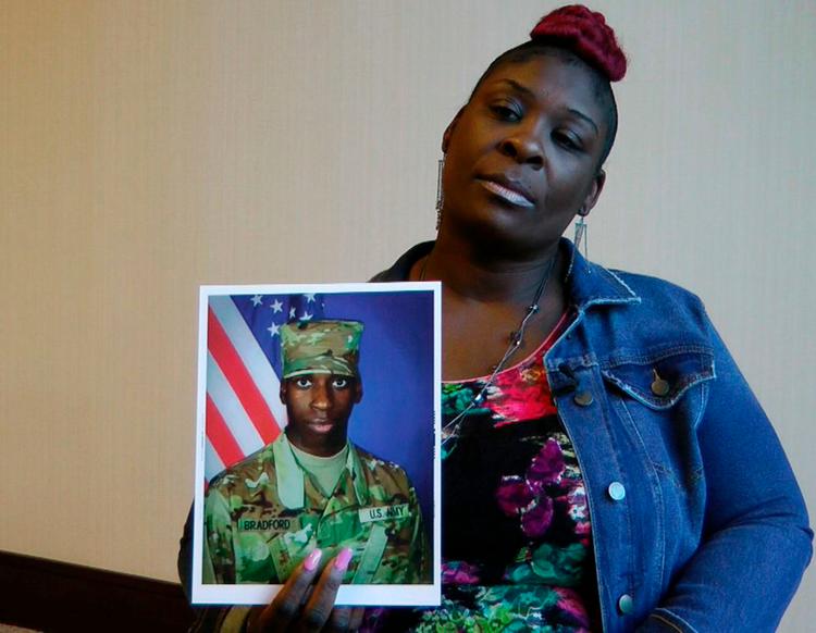 Emantic Fitzgerald Bradfords mor, April Pipkins, holder et billede af hendes dræbte søn. Foto: Jay Reeves/AP