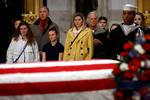 Amerikanerer aflægger et sidste visit til deres 41. præsident George H. W. Bush der døde fredag og hædres ved en statsbegravelse i Washington D.C. i dag.  Foto: Patrick Semansky/AP