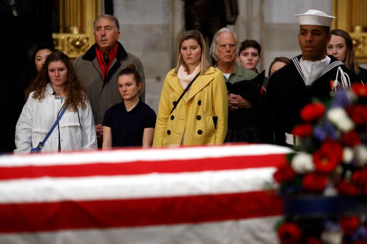 Amerikanerer aflægger et sidste visit til deres 41. præsident George H. W. Bush der døde fredag og hædres ved en statsbegravelse i Washington D.C. i dag.  Foto: Patrick Semansky/AP