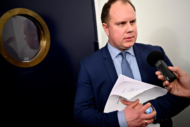 
    Martin Henriksen (DF) efter Regeringen og Dansk Folkeparti har præsenteret Finansloven for 2019 på et doorstep ved Finansministeriet fredag den 30. november 2018. Foto: Ritzau Scanpix/Philip Davali
   Foto: Philip Davali/Ritzau Scanpix