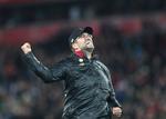 Jeg gjorde det også for 14 år siden, men jeg er ikke længere så hurtig, jokede Jürgen Klopp, da tyskeren accepterede sin bøde for at løbe ind på banen i søndags.
   Foto: Jon Super/AP
