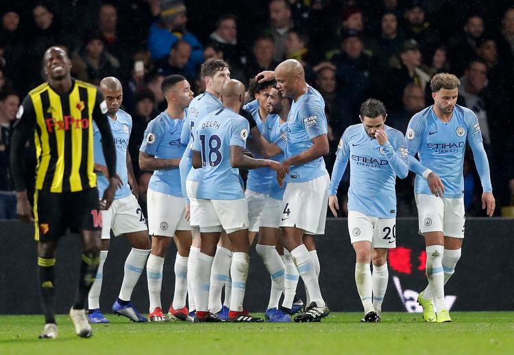 Leroy Sane lykønskes efter at have scoret Manchester Citys mål. Foto: Frank Augstein/AP