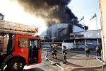 Brandfolk fra det meste af Storkøbenhavn måtte hjælpe til under slukningen.
   Foto: Jens Dresling/POLFOTO