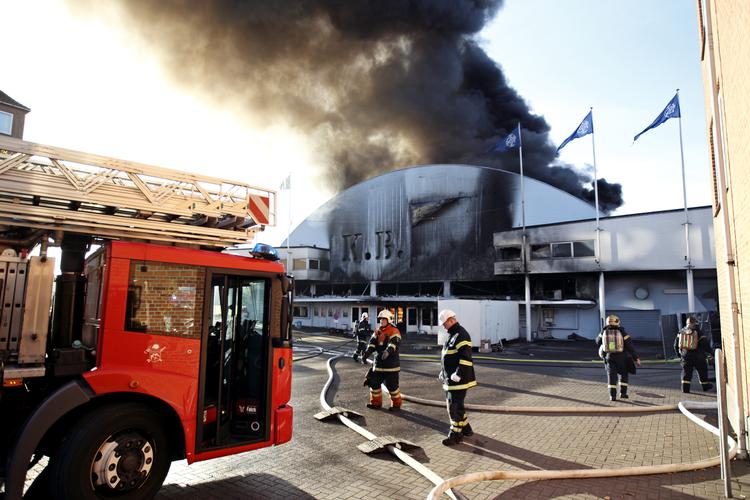 Brandfolk fra det meste af Storkøbenhavn måtte hjælpe til under slukningen.
   Foto: Jens Dresling/POLFOTO