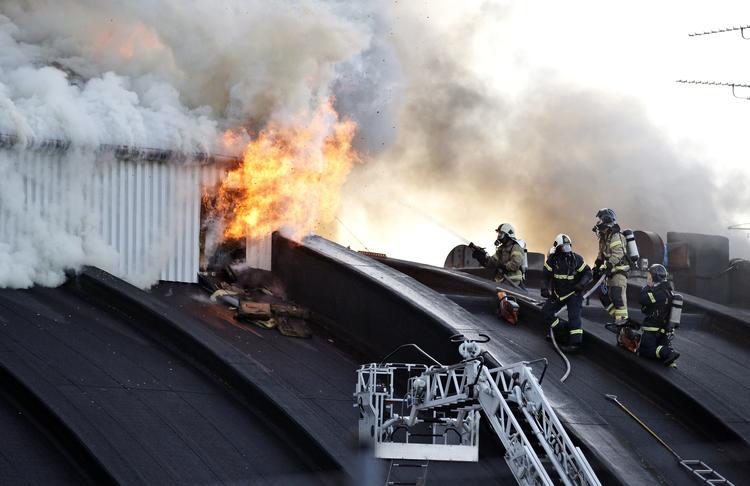 Efter et par timer gik flammerne gennem taget.
   Foto: Jens Dresling/POLFOTO
