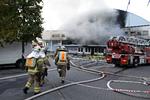 Røgdykkere på vej ind i den brændende KB-hal.
   Foto: Jens Dresling/POLFOTO