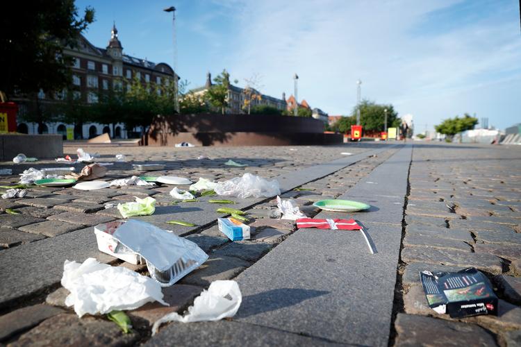 Politiske tiltag skal gøre det sværere for danske forbrugere at bruge ting af tynd plastik en enkelt gang og så smide det ud eller endnu værre lade det ligge og flyde. Foto: Jens Dresling/POLFOTO