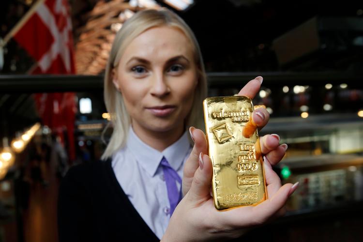 
Der er gang i guldhandelen i firmaet Tavex på Hovedbanegården i København, der her fremviser det pureste guld i form af en guldbarre på 1 kilo - pris: Godt 260.000 kroner. 
   Foto: Jens Dresling/POLFOTO