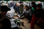 Alverdens ting sælges på markedet i Boston. Engang var byen berømt for sit marked, men i dag er den berømt for sin høje indvandring fra Østeuropa og opbakning til brexit.  
   Foto: Peter Hove Olesen/POLFOTO