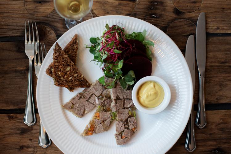 Anmelderen spiste sig med vellyst igennem bl.a. sylte med rødbeder og en tartelet med cremet sauce og hønsekød, mens anden var tør og ostene kolde.  Foto: Emma Sejersen/POLFOTO