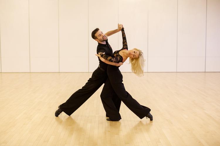 
    Parret Ashli Williamson og Bjørn Bitsch er både dansepartnere og ægtefolk. De kunne i starten af november fejre den syvende guldmedalje i ti danse og samtidig kalde sig for verdens mest vindende dansepar. I december vandt de VM i standarddans.
   Foto: Emma Sejersen/POLFOTO
