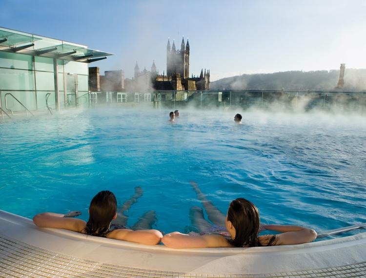 Udsigten til Baths tage – bl.a. til den nærliggende Bath Abbey – føjer en ekstra dimension til badet i friluftsbassinet i Thermae Bath Spa. Foto: Thermae Bath Spa