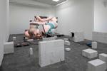 Balletdansere kan indtage stillinger, der hos andre mennesker ville være tegn på en alvorlig ulykke, ligesom smerte er en del af deres hverdag. Af samme grund skabes der for megen distance mellem kroppene i videoen og den krop, man selv medbringer, når man ser Jesper Justs nye videoværk.

 Foto: Anders Sune Berg
