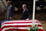 Sønnen George W. Bush ved sin fars kiste.  Foto: Evan Vucci/AP