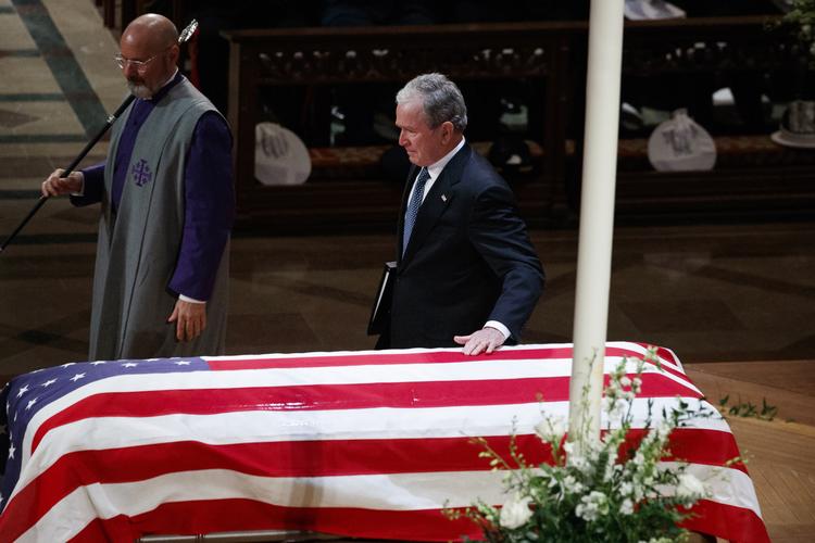 Sønnen George W. Bush ved sin fars kiste.  Foto: Evan Vucci/AP