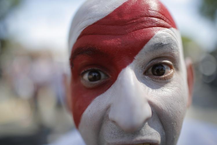 En River Plate-fan med klubbens karakteristiske røde tværstribe i ansigtet.  Foto: Sebastian Pani/AP