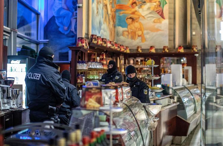 Politiet slår til mod en iscafe i Duisburg i det vestlige Tyskalnd, under dagens kæmpeaktion. Foto: Christoph Reichwein/Ritzau Scanpix