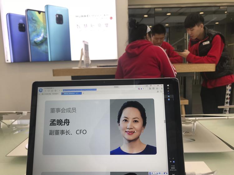 Billedet af Meng Wanzhou er vist på en Huawei-computer i en af teknologi-gigantens butikker i Beijing. Hun er nu anholdt i Canada.  Foto: Ng Han Guan/AP