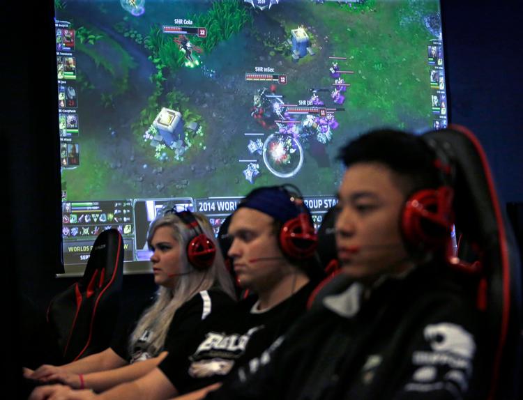 Et stigende antal piger placerer videospil på top 10 over deres favorit fritidsaktiviteter. Særligt e-sporten vinder indpas  Foto: M. Spencer Green/AP